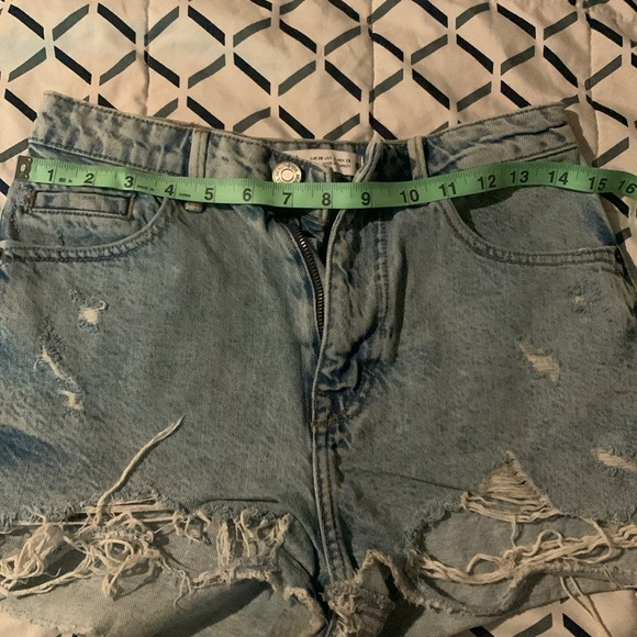 Zara booty jean shorts ripped and distressed light wash denim size US 4 small - Picture 4 of 5